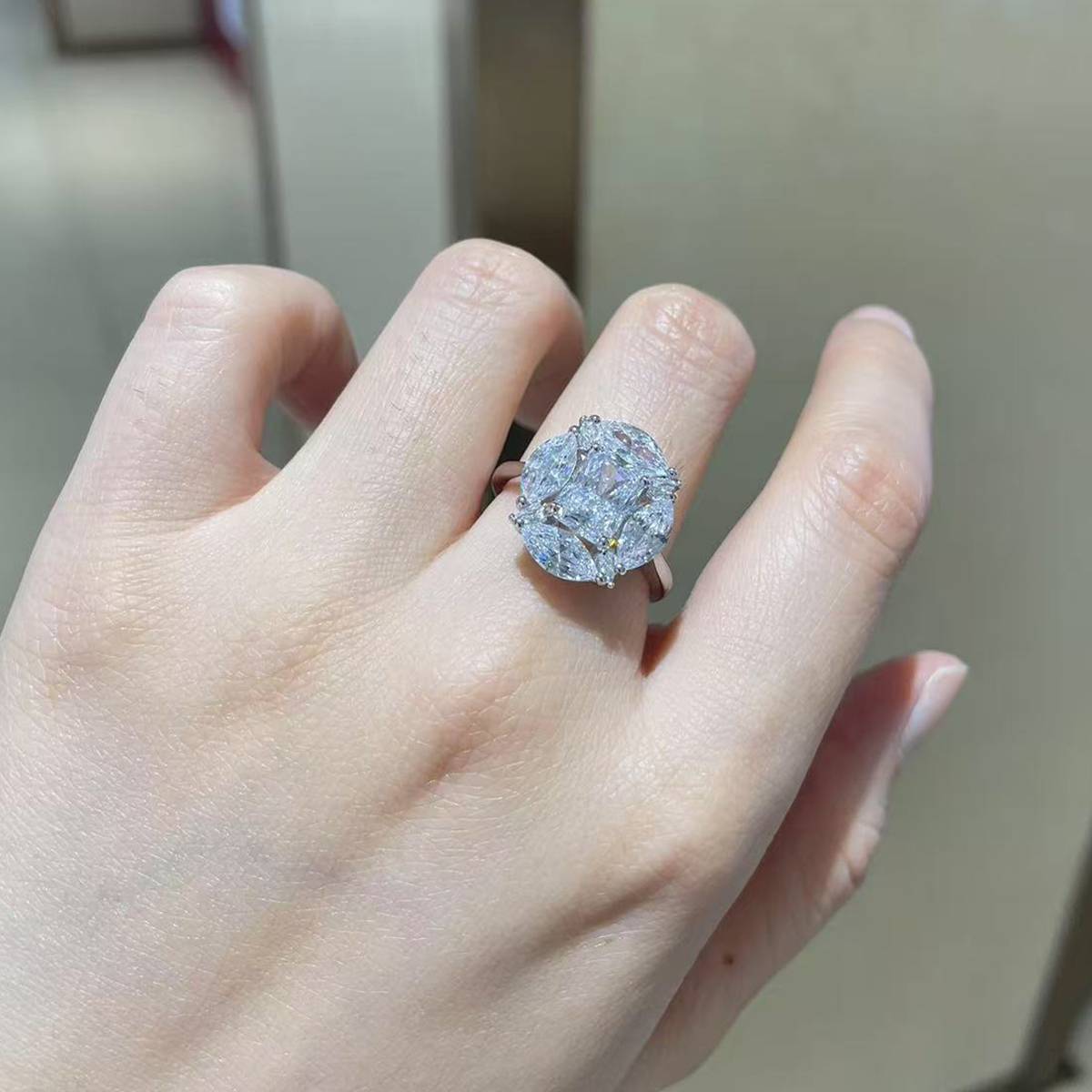 奢华方形女戒S925银镀白金定制选款主石莫桑钻2.0ct/副石高碳钻